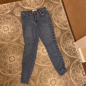 Denim jeans that lace up